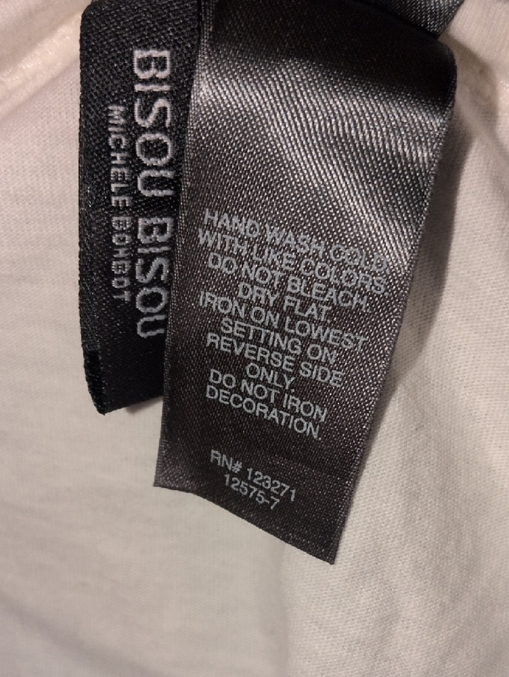 Bisou Bisou White T-shirt with Black And Pink Graphic And Bow Size XS New NWOT - Picture 4 of 4